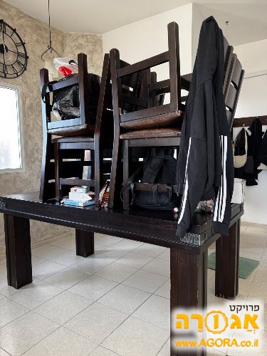 שולחן נפתח עם 8 כיסאות