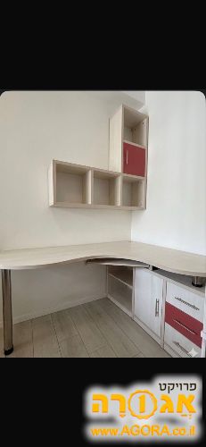 פינת עבודה שולחן מגירות וכוורת