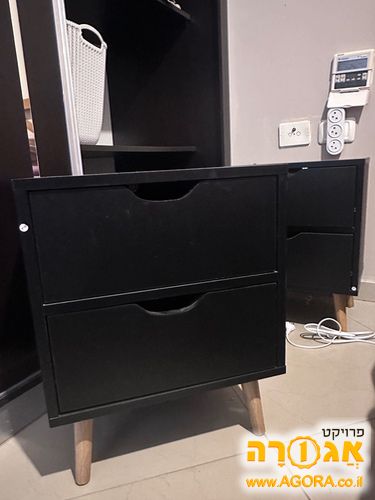 שני שידות לילה