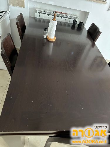 פינת אוכל עם כסאות ושידה