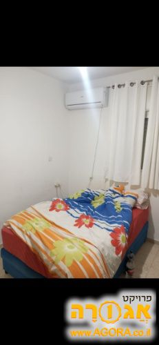 מיטה וחצי עם מזרון וארגז מצעים