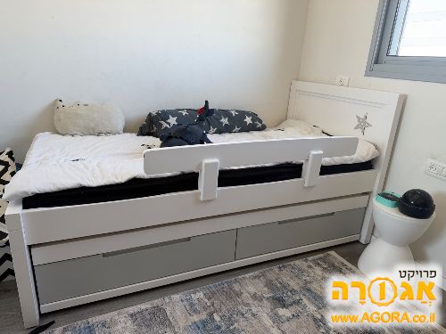 מיטת ילד עם מזרון אחד
