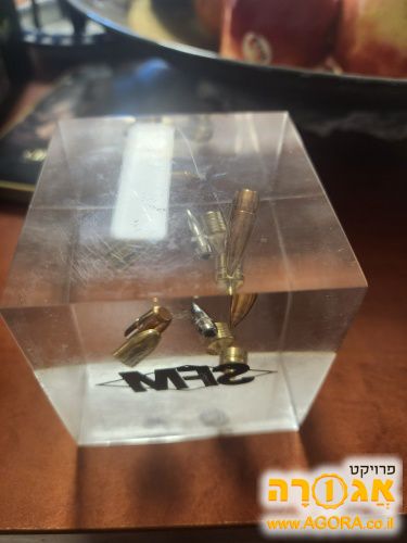 קוביה לשולחן כתיבה