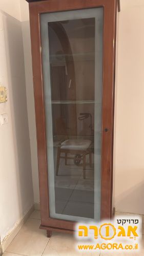 ארון זכוכית גבוה