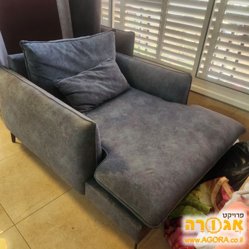 Love seat במצב מדיר