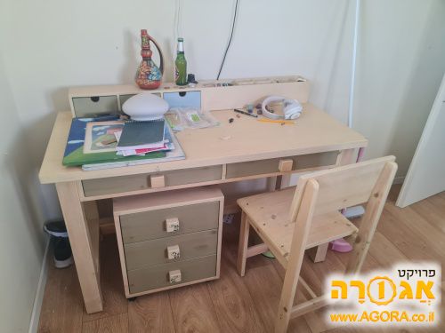 שולחן כתיבה וכיסא