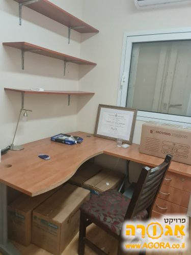 שולחן משרדי ומדפים