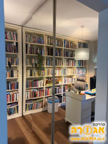 ארון קיר עם מראות