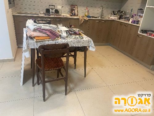 שולחן מטבח וכסאות תואמים