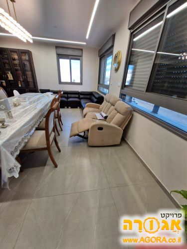 ספות, שולחן וכיסאות, ספריות, ויטרינה