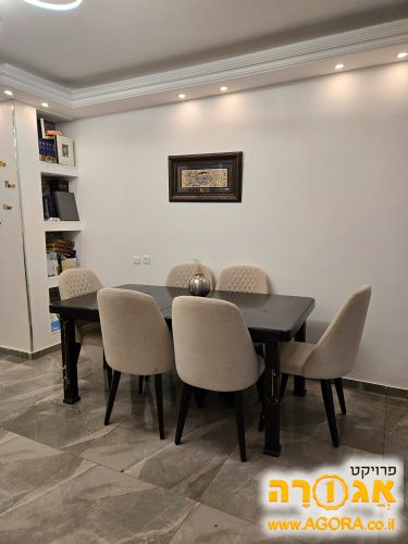 שולחן סלון ללא כסאות
