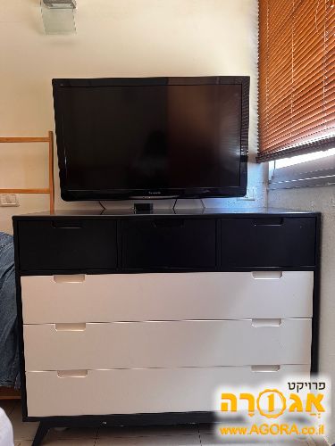 טלויזיה פנוסוניק עם זרוע מתכווננת
