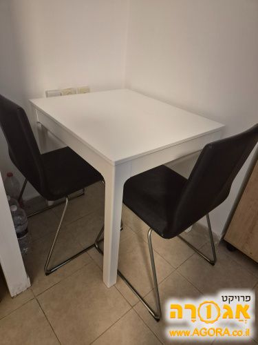שולחן אוכל עם כסאות