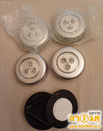 ספוטים קטנים נדלקים בלחיצה