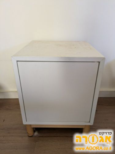 שידת לילה לבנה