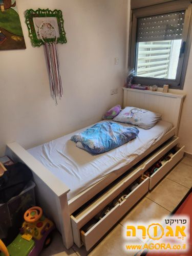 מיטת ילדים נפתחת עץ מלא עם מגירות אחסון