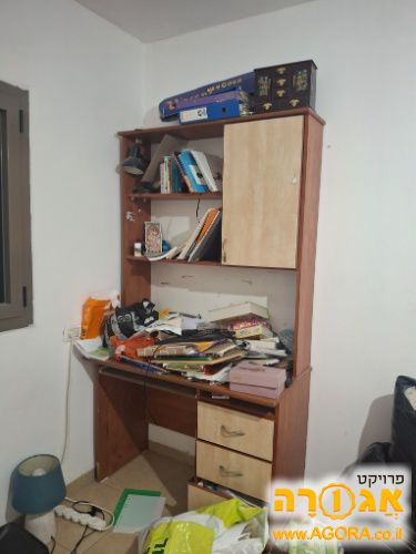 שולחן כתיבה עם מדפים