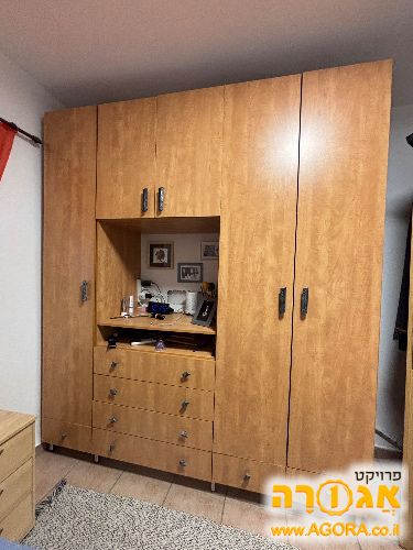 ארון בגדים גדול