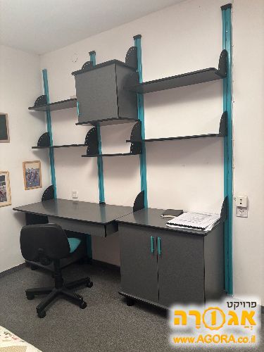פינת שולחן כתיבה וספריה לחדר ילדים