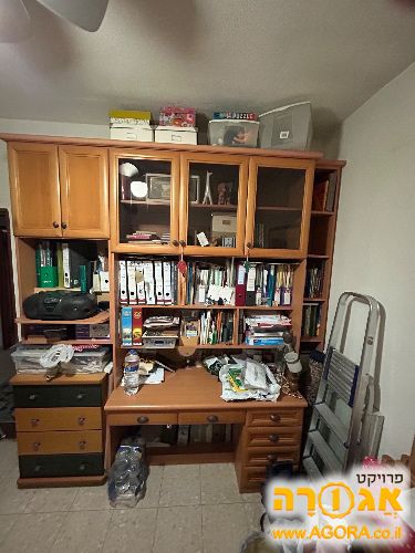 ספריה עם שולחן כתיבה ושידה