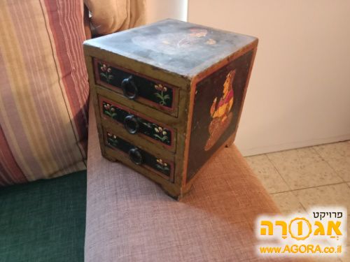 שידת תכשיטים קטנה