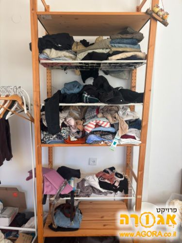 ארון בגדים פתוח