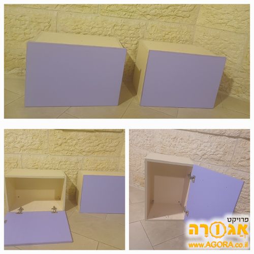 שתי קוביות של כוורת עם דלת סגולה