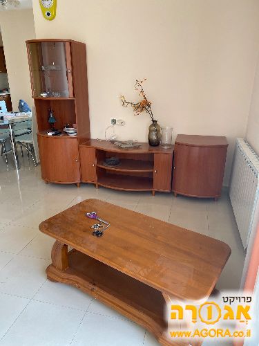 מזנון ושולחן עץ לסלון