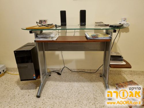 שולחן מחשב עם רמקולים