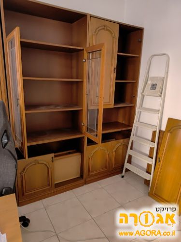 ארון עם ויטרינה