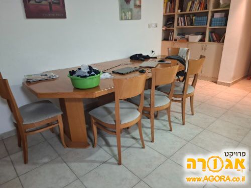 שולחן פינת אוכל וכסאות
