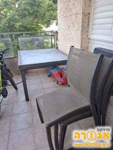 שולחן מרפסת וכסאות