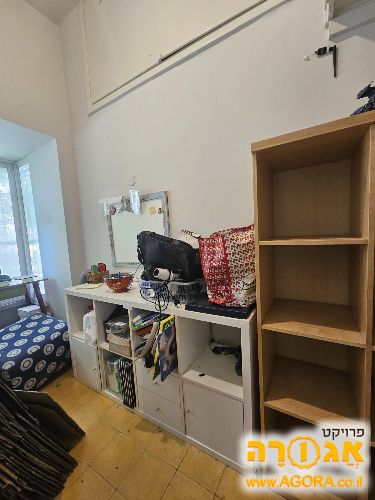 כוורת לבנה עם מגירות