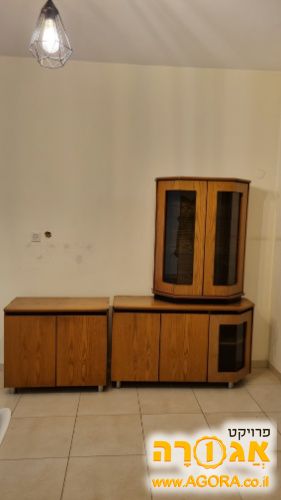 ויטרינה ושידה מעץ