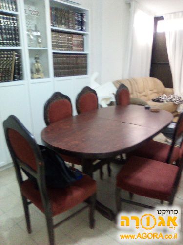 שולחן עם 6 כיסאות