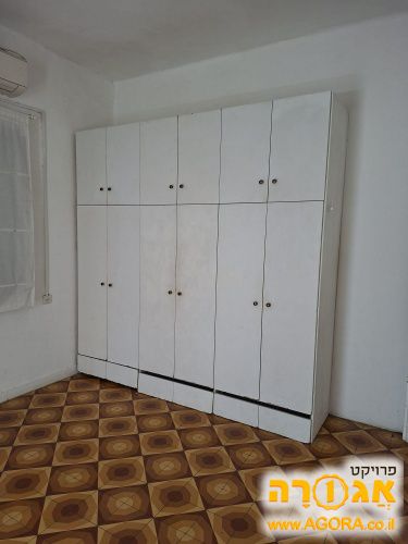 ארון בגדים גדול