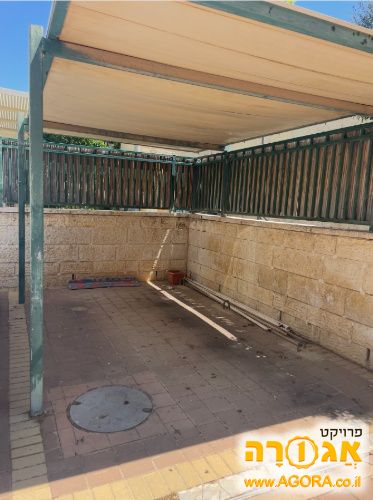 גגון לחניה עם עמודי ברזל