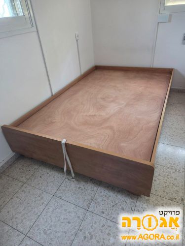 מיטה וחצי מעץ