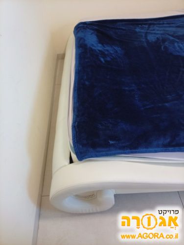 מיטה זוגית במצב מעולה ומזרון