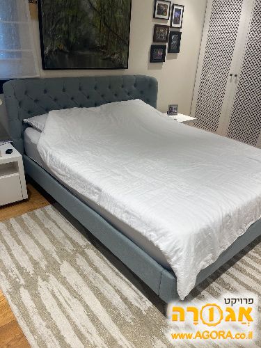 מיטה מרופדת