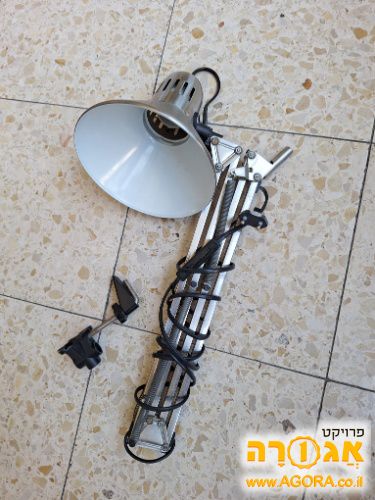 מנורת שולחן זרוע מתכווננת
