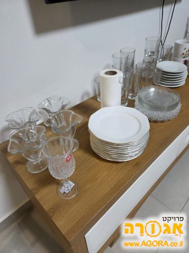 סט צלחות וכוסות