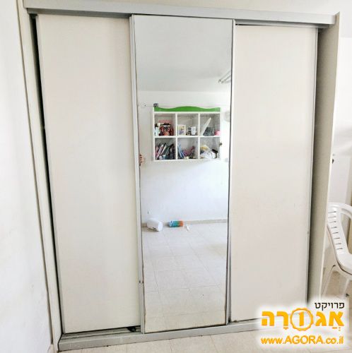 ארון עם מראה