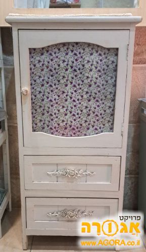 שידה עם חלון