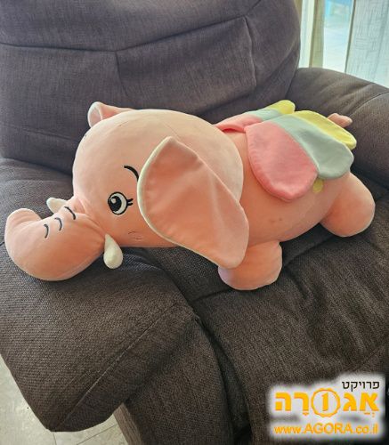 בובת פיל עם כנפיים