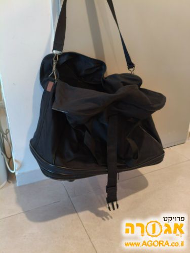 תיק גדול במבנה של שק