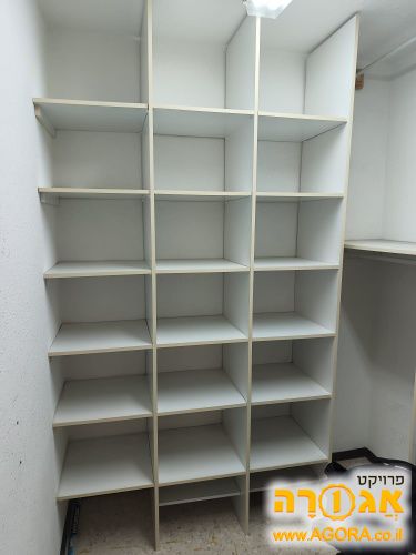 ארון בגדים פתוח