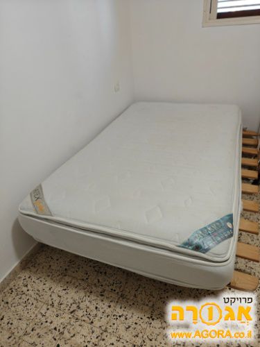 בסיס מיטה עם מזרן 140/190