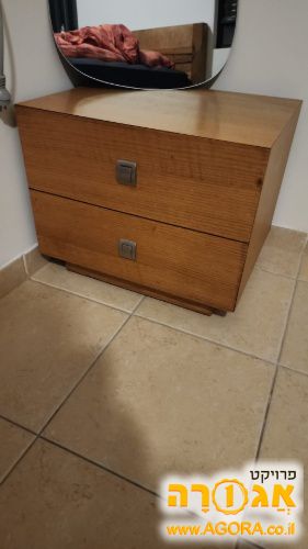 שידת מגירות ליד המיטה