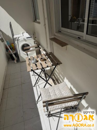 שולח ושני כסאותן למרפסת